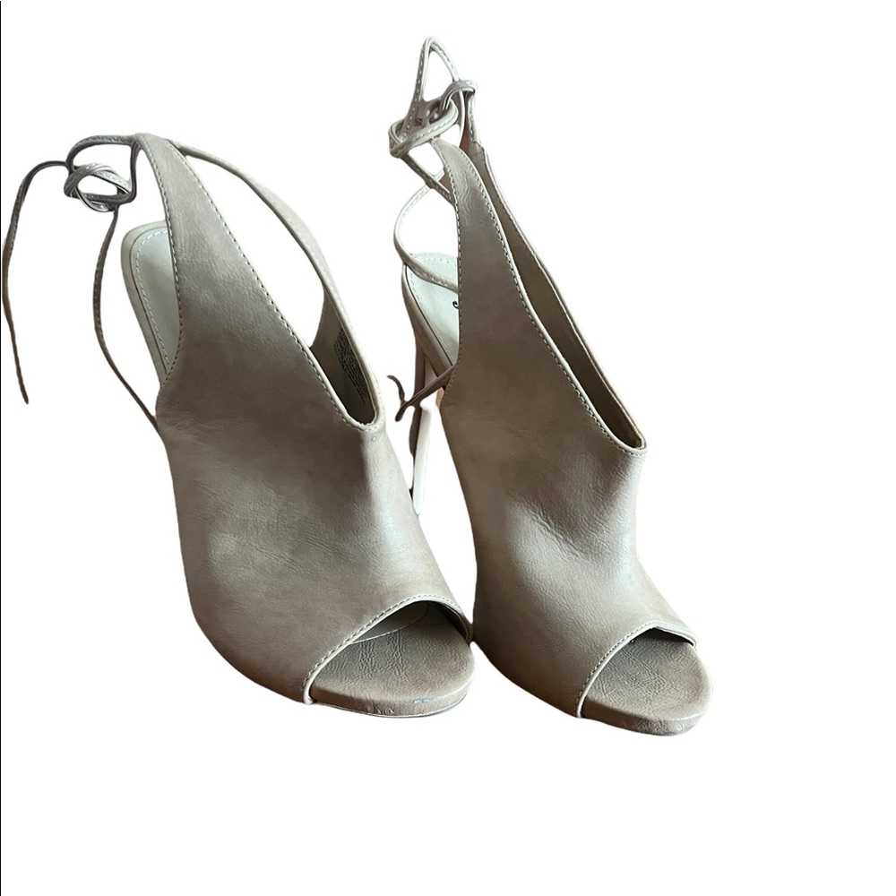 Nude pumps